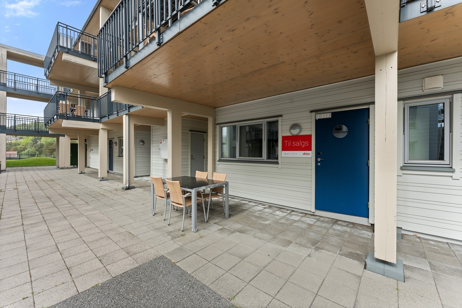 Inngang. Her kan man nyte kveldssolen. Galleribilde