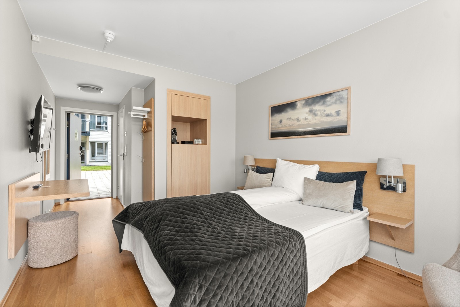 Hotellrom. Her er egen inngang, store vindusflater samt eget bad. Galleribilde