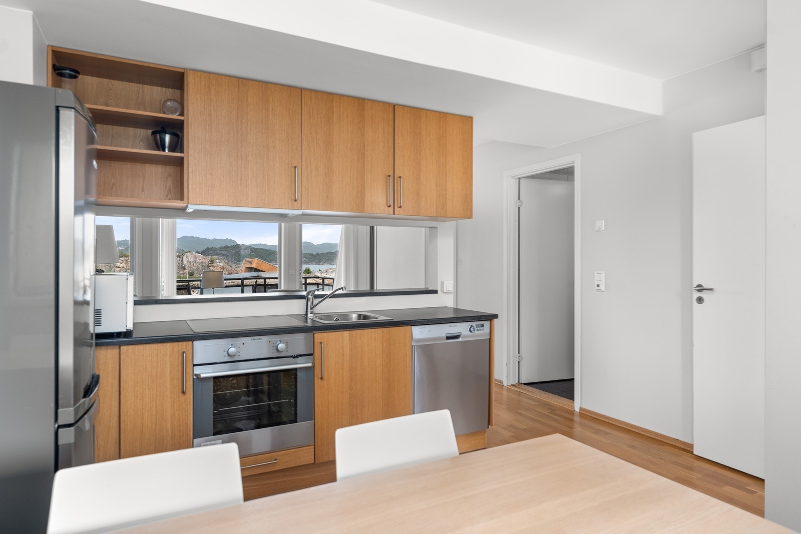 Kjøkken har også plass til spisegruppe. Galleribilde