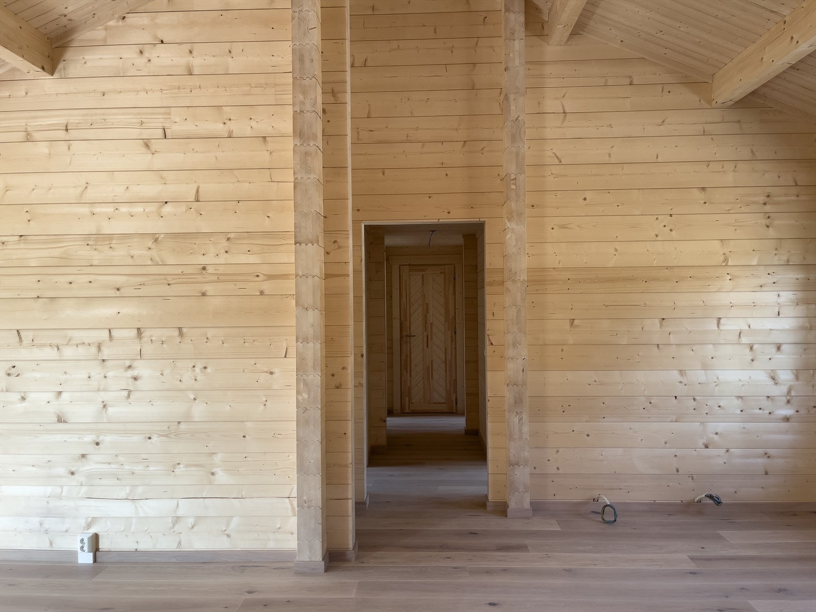 Illustrasjonsbilde fra identisk, ferdig bygget hytte på det samme hyttefeltet (Arebekken hyttefelt 15) Galleribilde