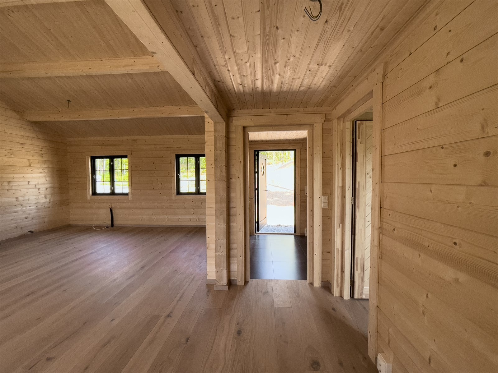 Illustrasjonsbilde fra identisk, ferdig bygget hytte på det samme hyttefeltet (Arebekken hyttefelt 15) Galleribilde