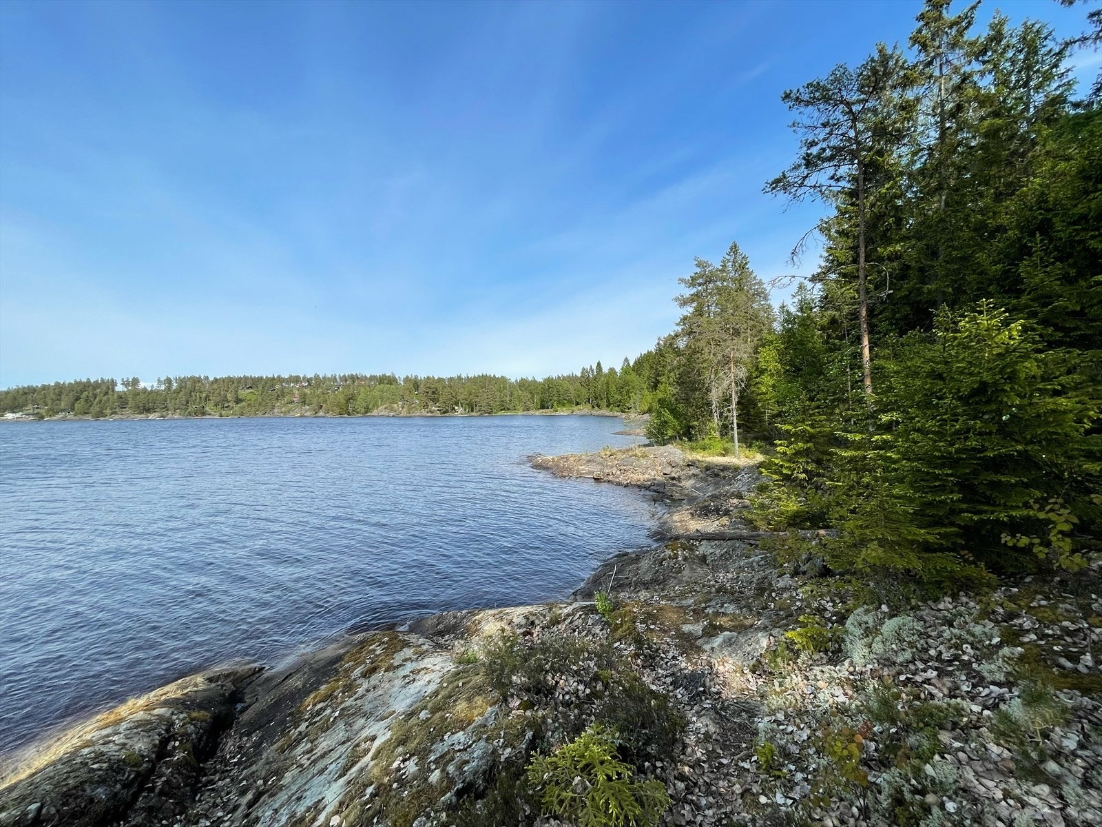 Rett ned for hyttefeltet finner du flere fine svaberg Galleribilde