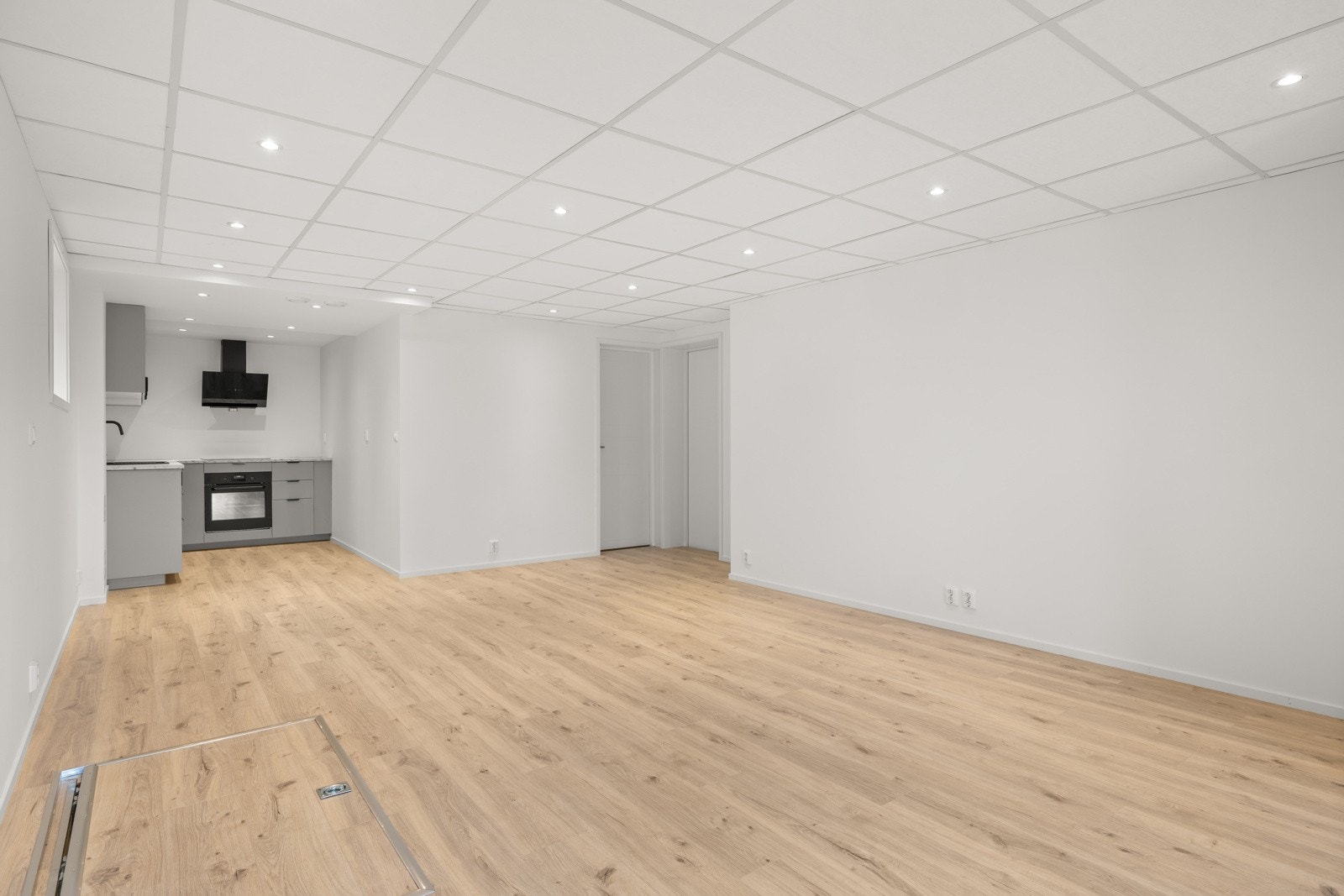 Stuen ligger i åpen løsning mot kjøkkenet, noe som skaper en luftig romfølelse og gode bruksmuligheter. Galleribilde