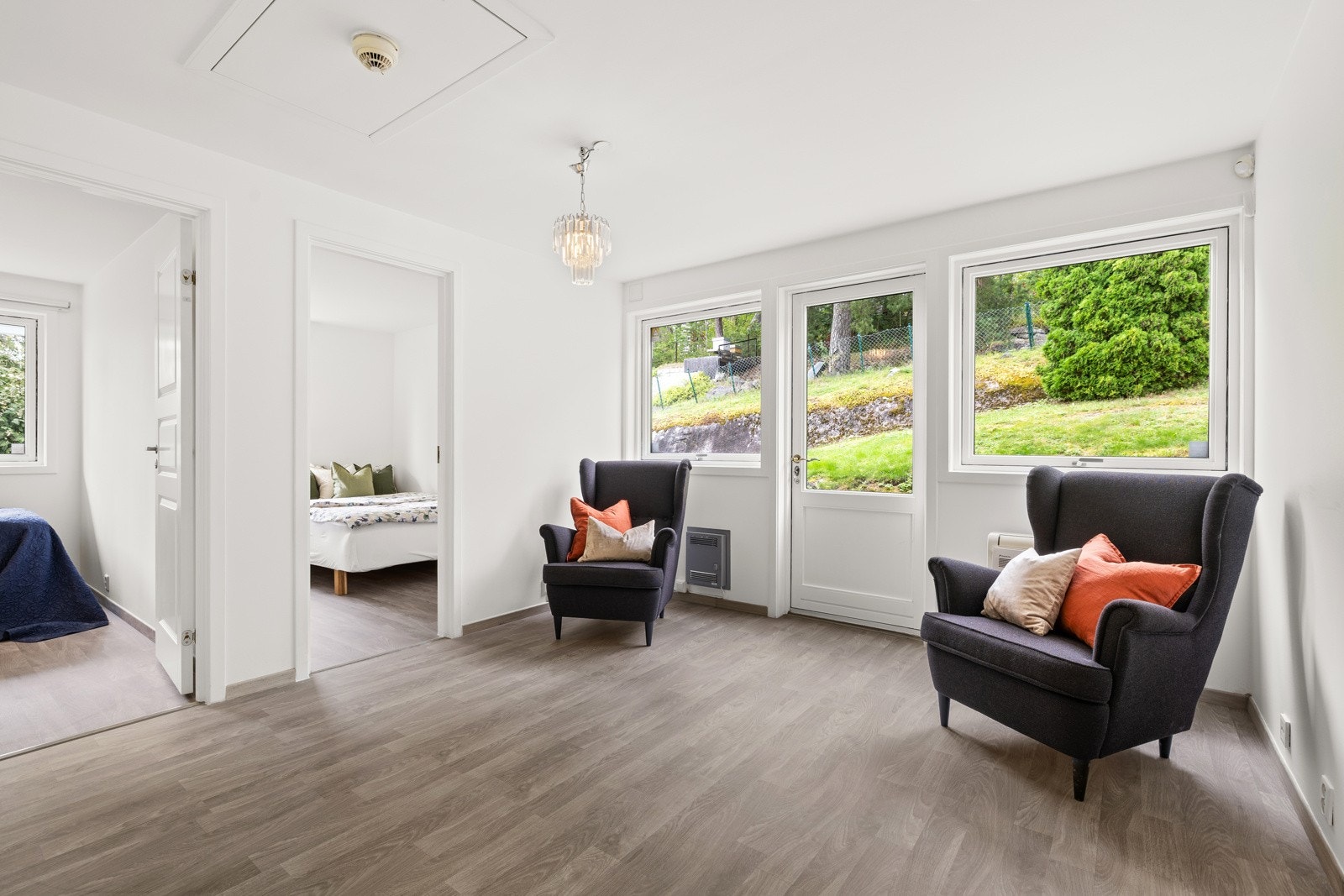 Utenfor soverommene i andre etasje har boligen en lys og innbydende tv-stue Galleribilde