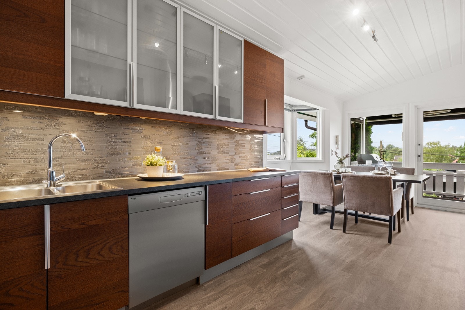 Mellom benken og overskapene finner du smakfulle fliser som ikke bare er dekorative, men også enkle å holde rene Galleribilde