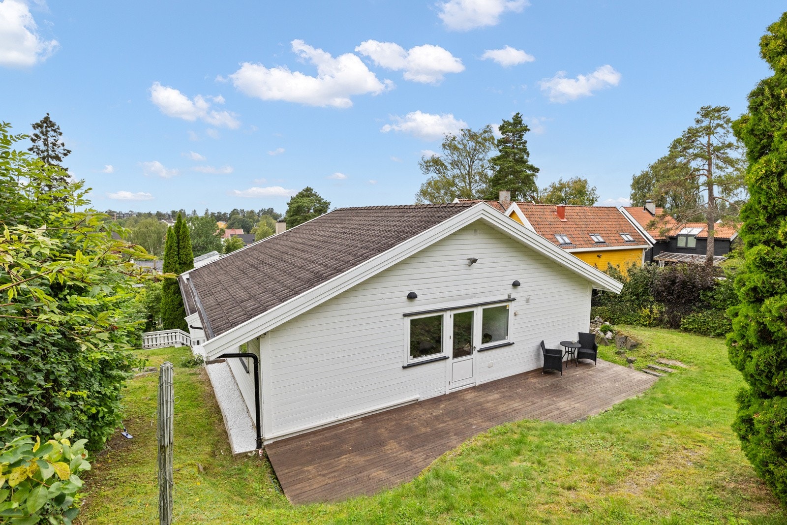 Fra tv-stuen er det utgang til terrasse på mark målt til ca. 26 m², og flotte utendørsarealer Galleribilde