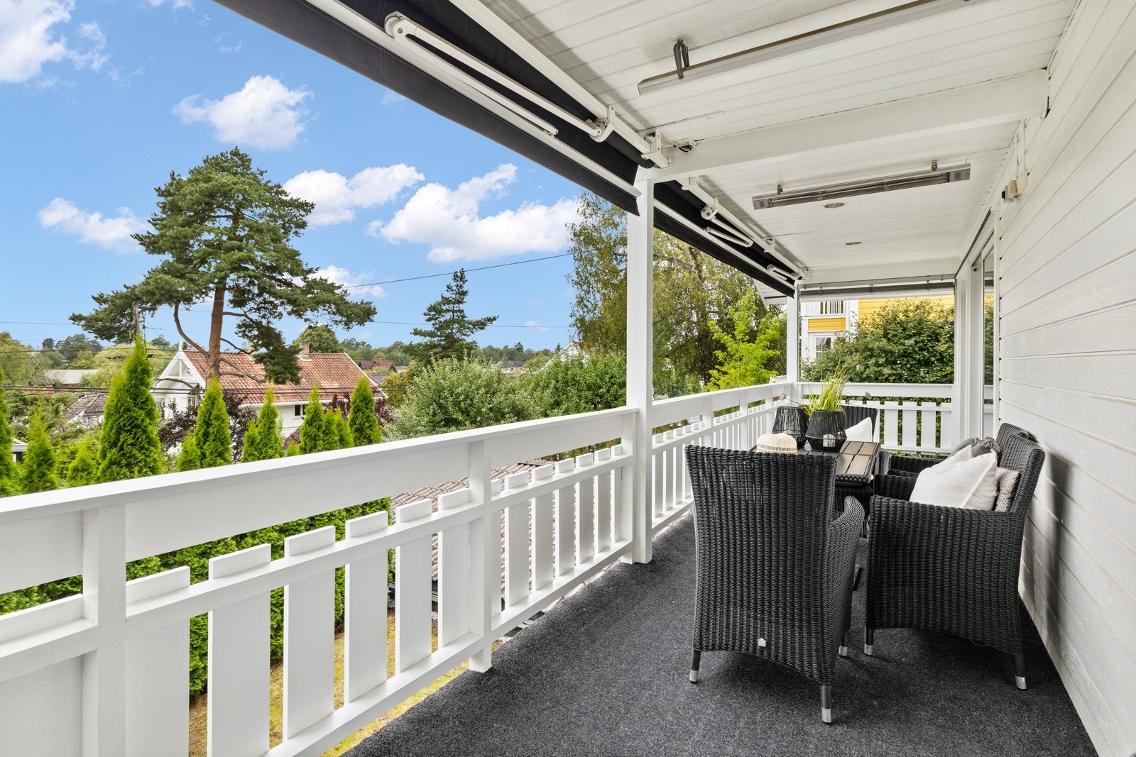 Balkongen er overdekket med tak, og er utstyrt med elektriske markiser, lamellgardiner med snortrekk på endene, innfelte lys i himling, elektriske varmelamper og stikkontakt på vegg Galleribilde