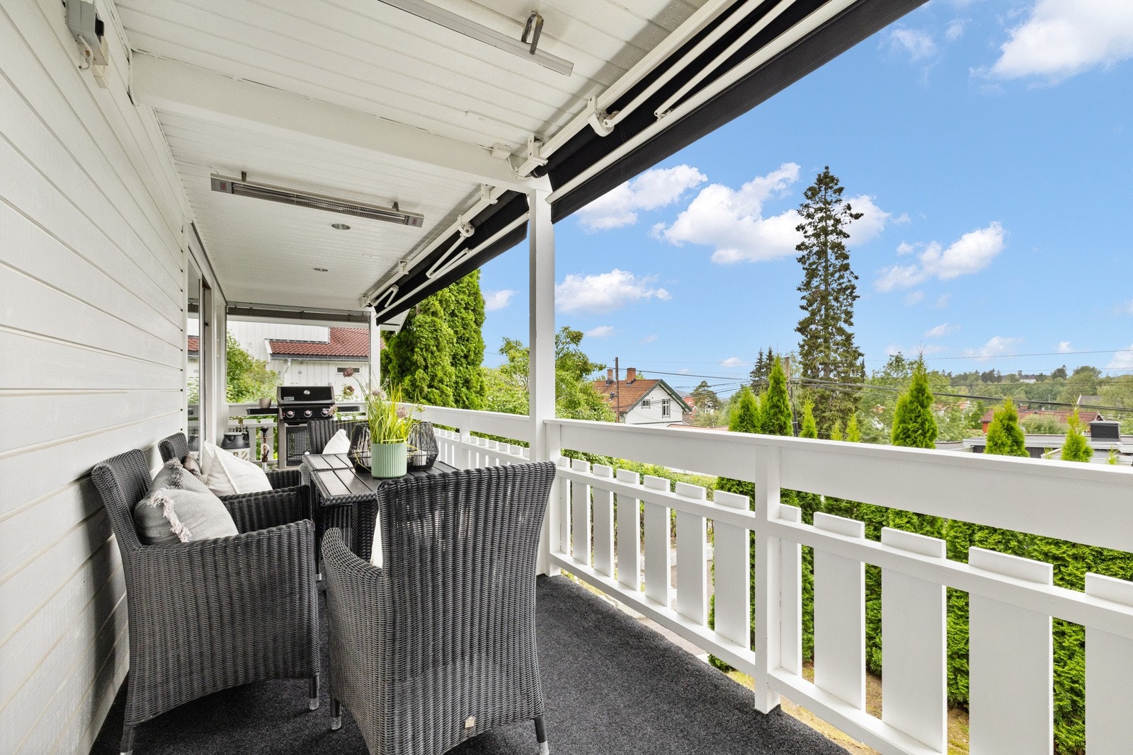 Her har du god plass til forskjellig utemøblement, slik at du kan nyte godværsdagene i frisk luft. Galleribilde