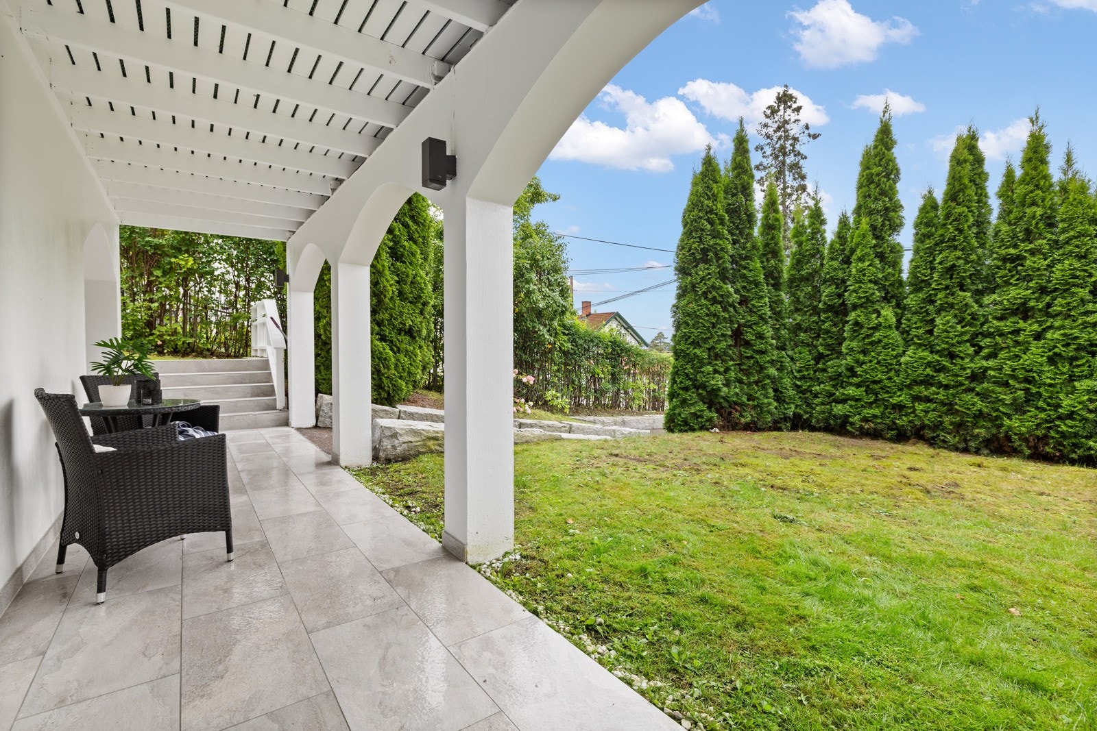 Ved boligens inngangsparti finner du inngangsterrasse som er nylagt i 2023. Galleribilde