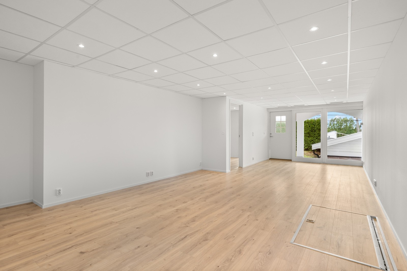 Deler av underetasjen er bygget om til en egen, romslig enhet som kan benyttes som utleiedel eller til eget bruk. Galleribilde