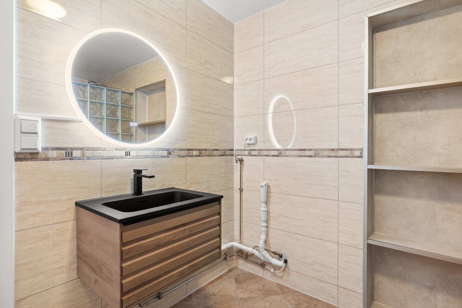 Rommet har flislagte vegger, malt himling og støpt gulv med varmekabler. Galleribilde