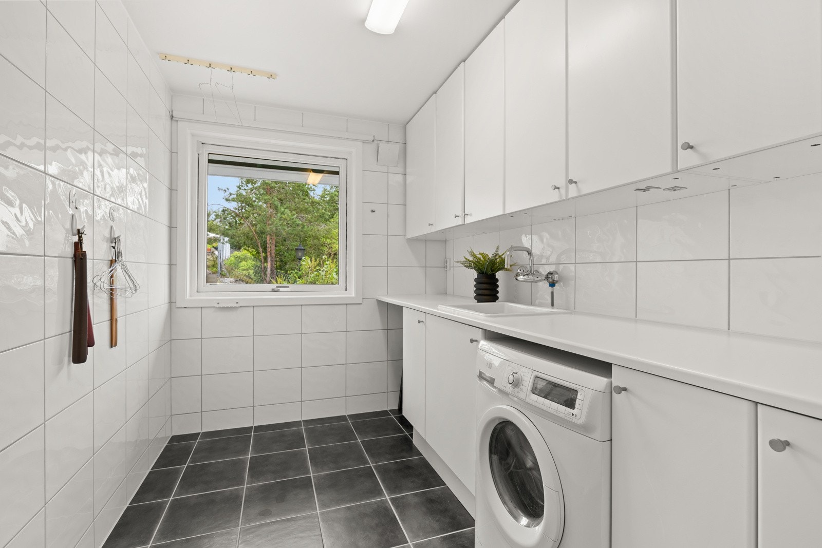 Boligen har et praktisk separat vaskerom, utstyrt med god arbeidsbenk Galleribilde