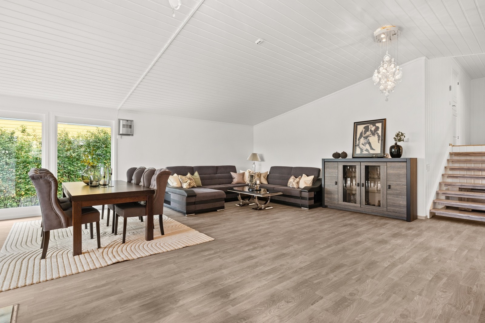 Stuen har store vindusflater og en generøs takhøyde, som gir godt med innslipp av naturlig lys og særdeles god romfølelse Galleribilde