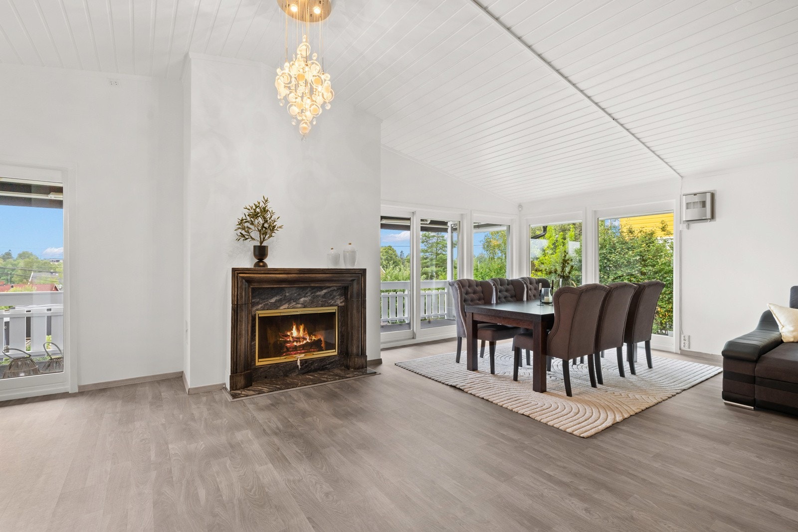 Peisovn i stuen tilfører stuen godt med varme på kaldere dager Galleribilde