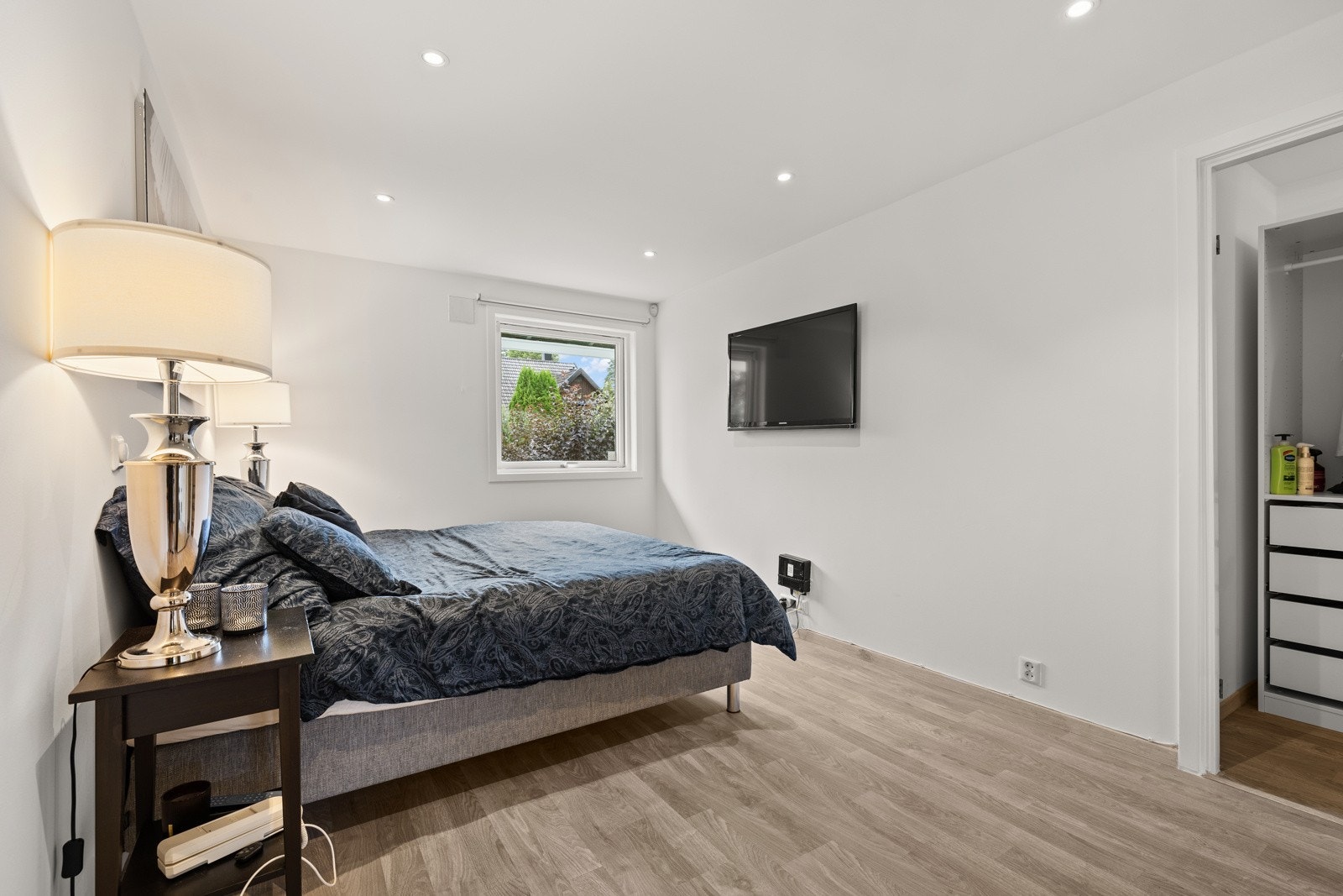 Hovedsoverommet er utstyrt med romslig garderobe, i walk-in løsning Galleribilde