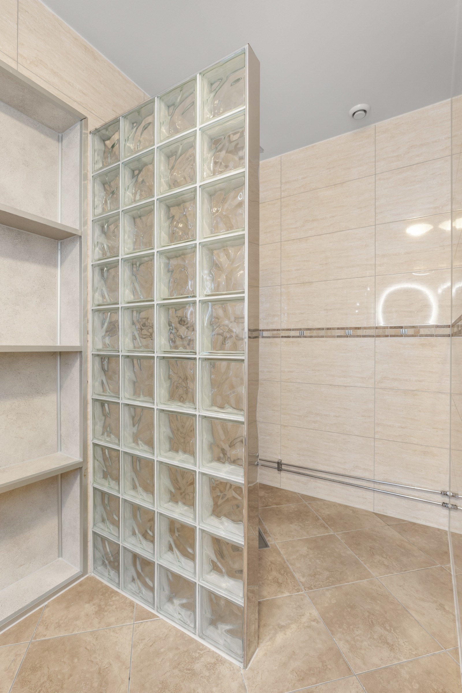 Dusjsonen er adskilt med glassbyggerstein og har plastsluk fra byggeåret. Galleribilde