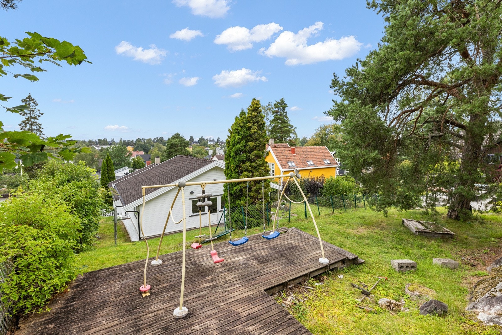 Med utendørsarealer rundt hele huset, kan solen nytes hele dagen Galleribilde