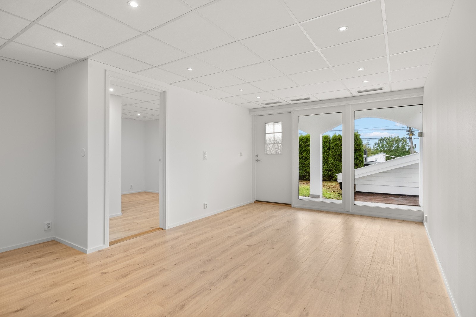 Lys og moderne stue med god plass til både sofagruppe og spiseplass. Store vindusflater og utgang til terrasse gir rikelig med naturlig lys og en fin kontakt med uteområdet. Galleribilde