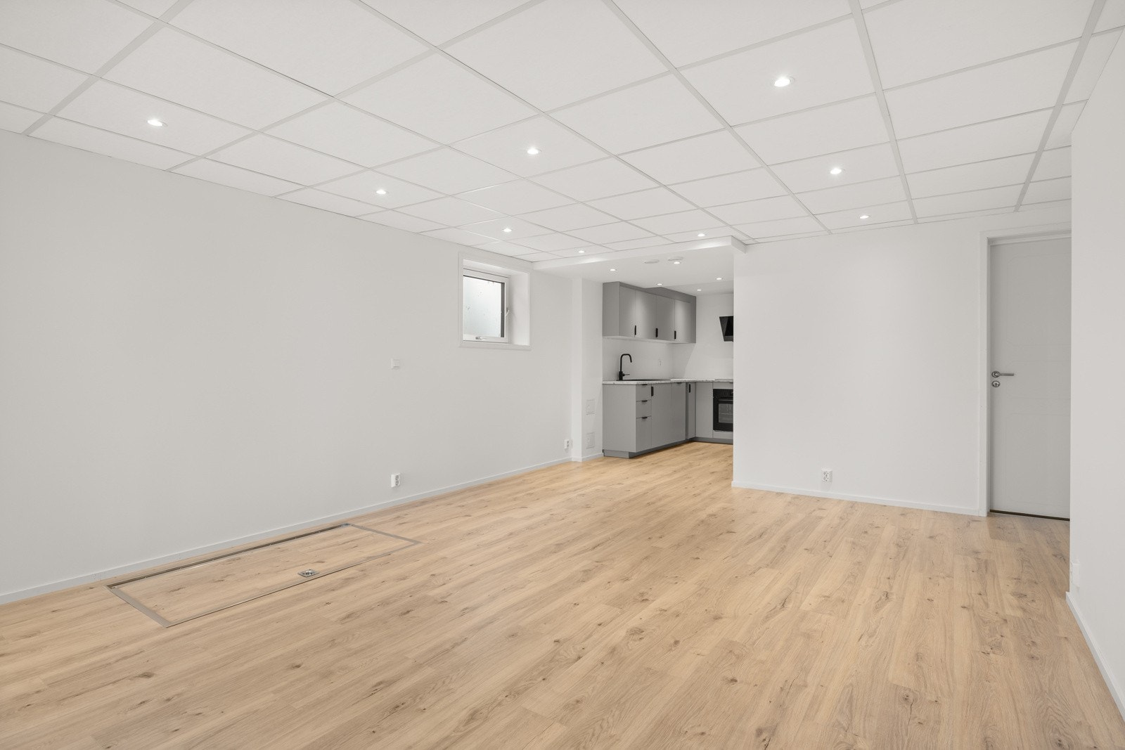 Overflatene er nylig oppgradert med lyse vegger, parkett på gulv og systemhimling med downlights som gir en behagelig belysning. Galleribilde