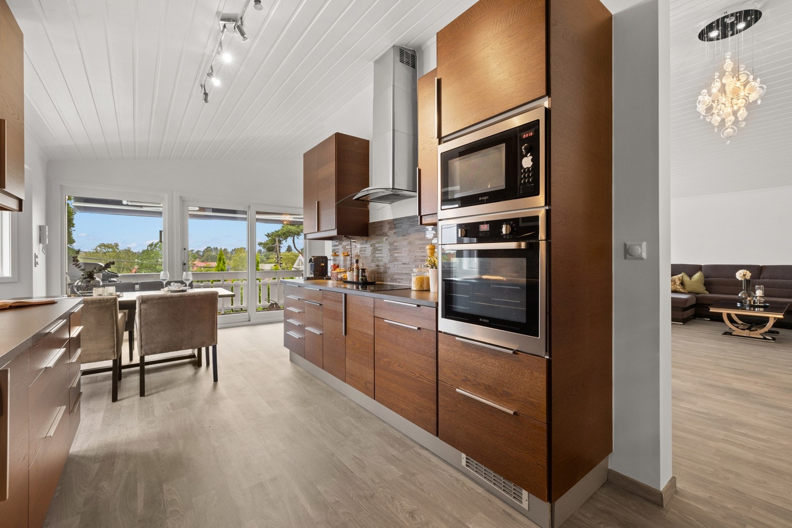 Kjøkkenet er utstyrt med integrerte hvitevarer som inkluderer stekeovn og oppvaskmaskin Galleribilde