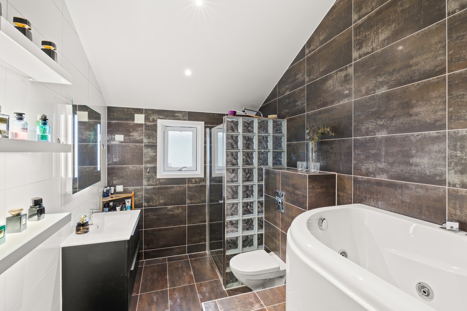 Dette unike baderommet ligger strategisk plassert i tilknytning til hovedsoverommet Galleribilde