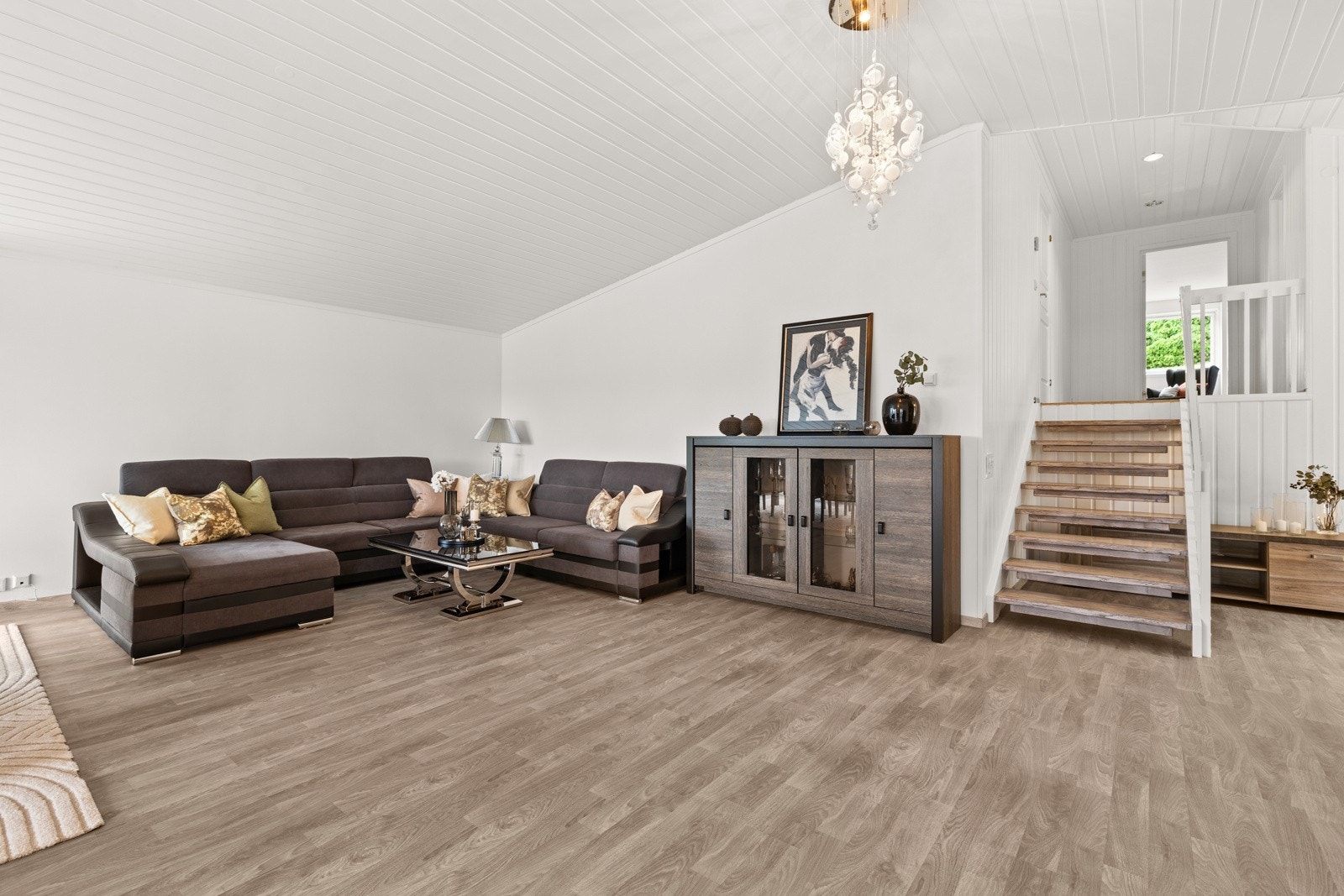 Stuen oppleves særdeles romslig og har rikelig med plass for innredning i diverse soner Galleribilde