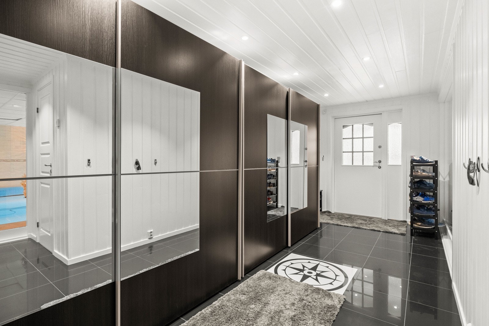 Hallens romslige karakter gir rikelig med plass til praktiske garderobeløsninger Galleribilde