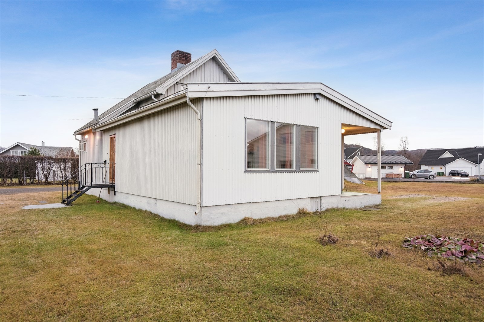 Tomten er flat og innbyr til lek og moro for små og store. Galleribilde