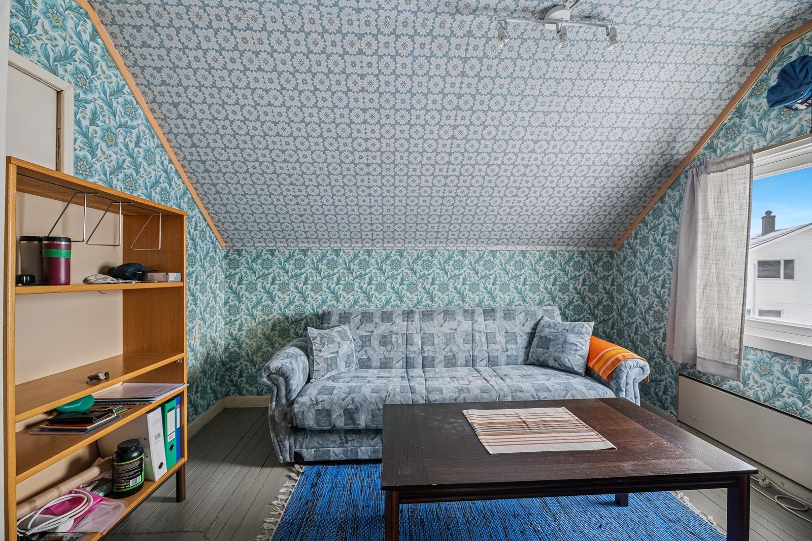 I boligens loftsetasje finner du en liten loftstue. Galleribilde