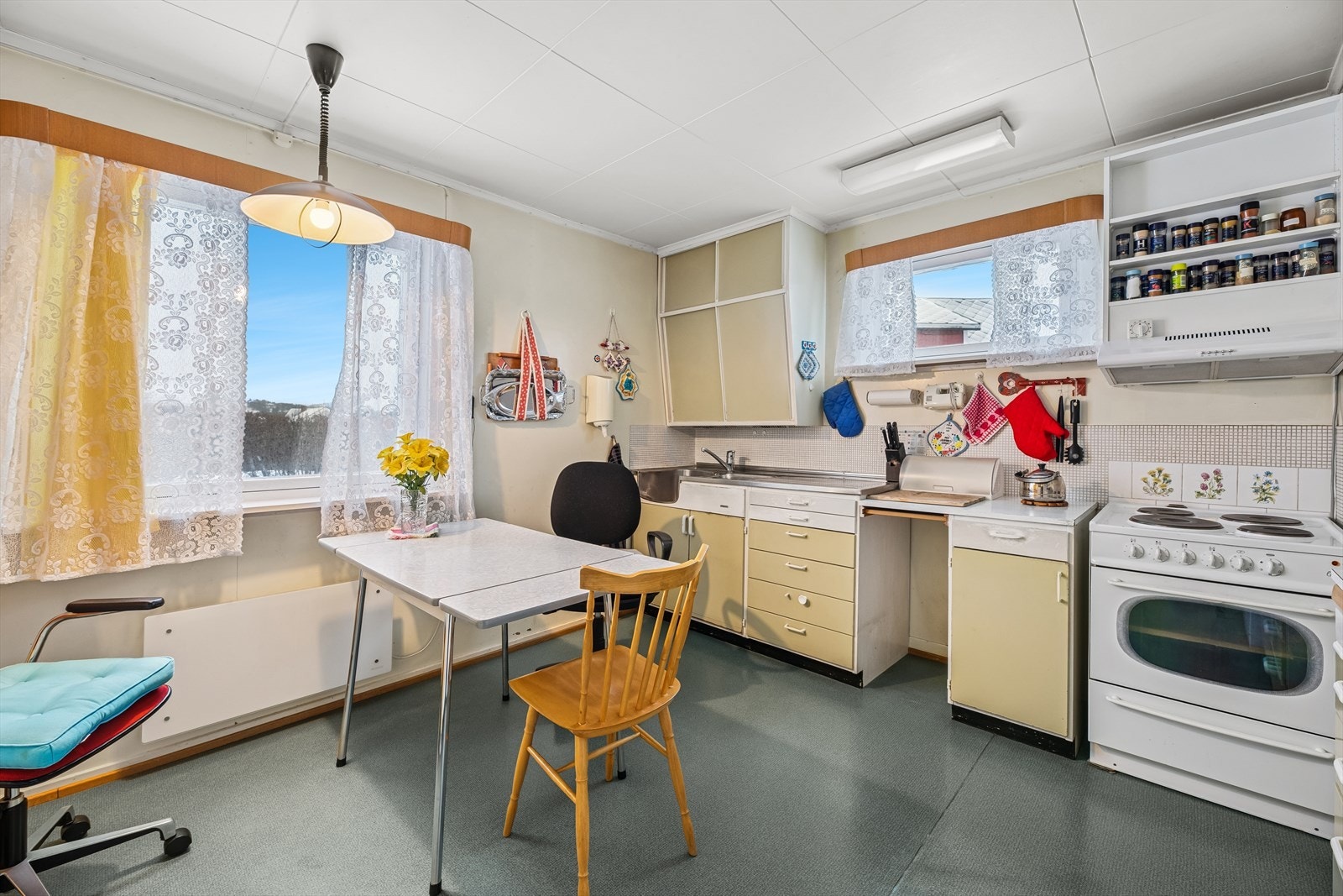 Kjøkkenet har plass til frittstående komfyr og kjøleskap. Galleribilde