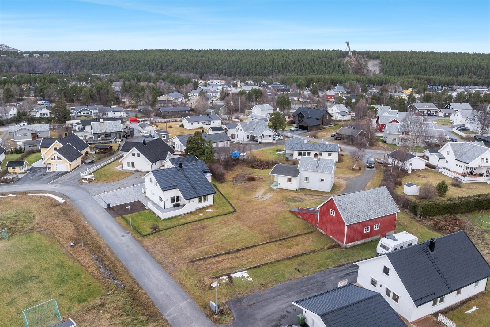 Dronefoto av bolig og nærområde. Galleribilde