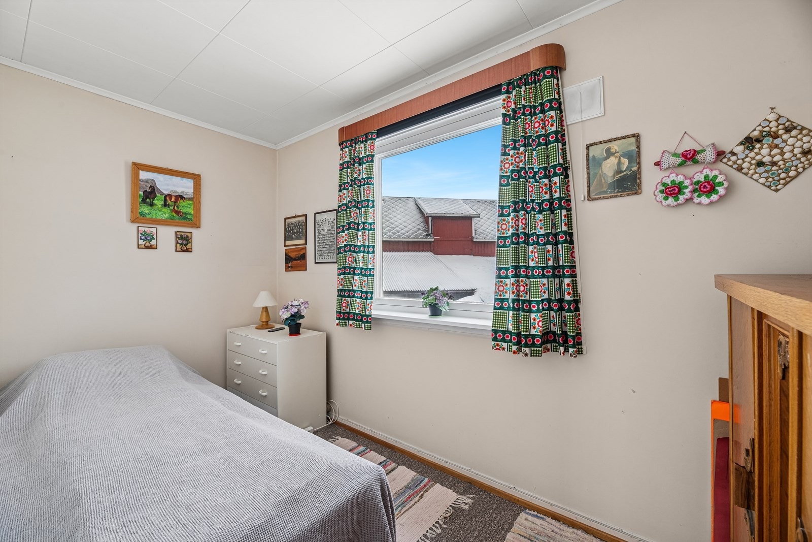 Soverom i første etasje med plass til seng og tilhørende møbler. Galleribilde