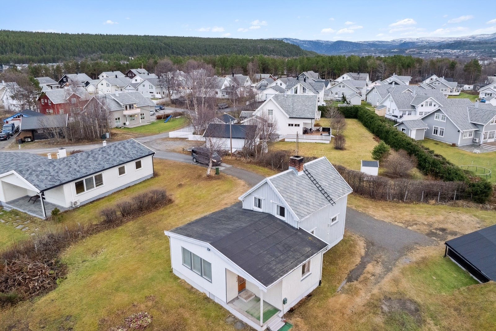 Enebolig med fin beliggenhet i et rolig og veletablert boligområde på Aronnes. Området er barnevennlig beliggenhet, og har gangavstand til skole og barnehage. Galleribilde