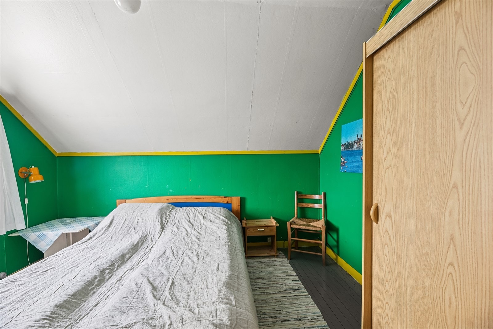 Det andre soverommet i loftsetasjen har også god plass til seng og garderobeløsning. Galleribilde