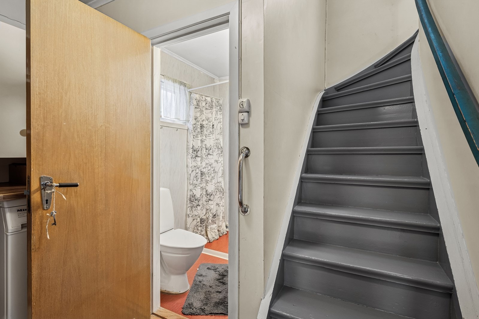 Fra første etasje er det trappeadkomst til andre etasje. Galleribilde