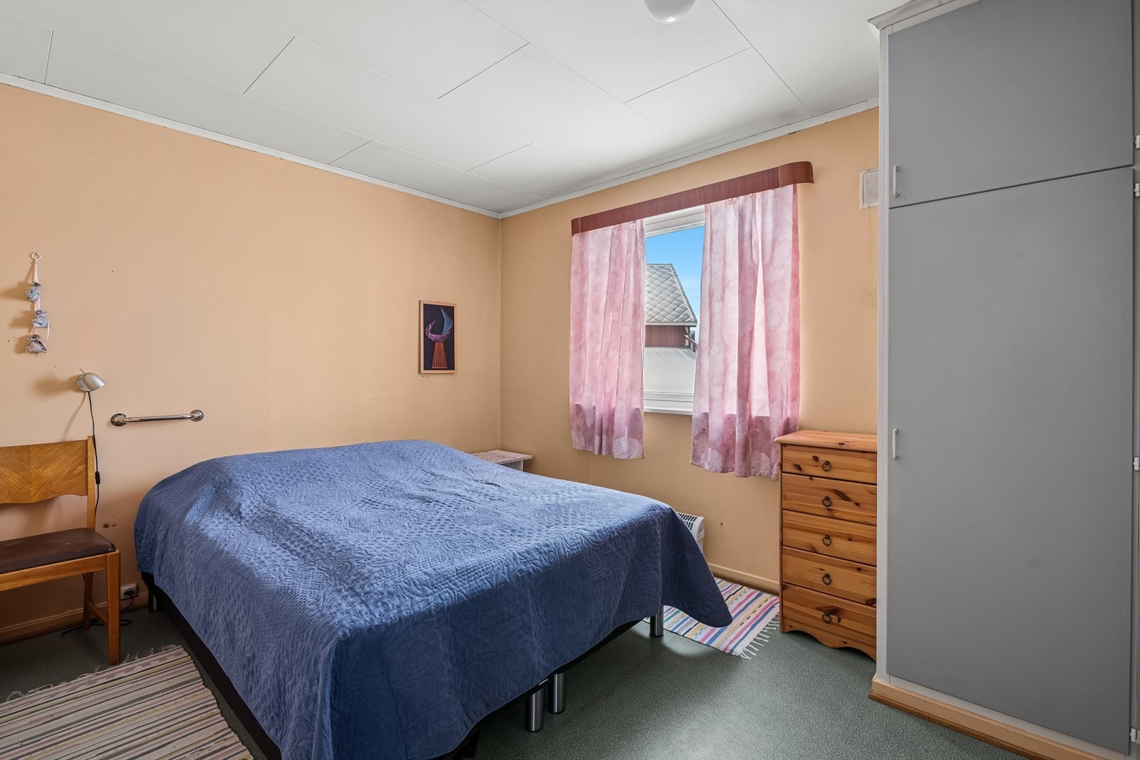 Soverom i første etasje med god plass til seng og tilhørende møbler. En plassbygd garderobeløsning gir godt med oppbevaringsplass. Galleribilde