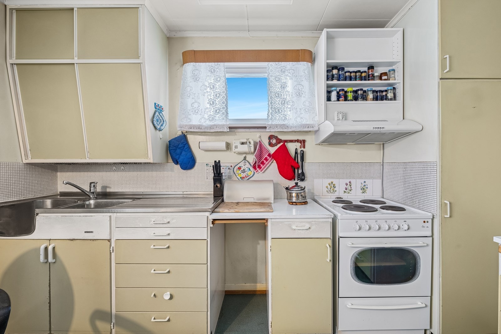 Kjøkkenet er fra ca. 1970, og har en innredning med malte fronter. Galleribilde