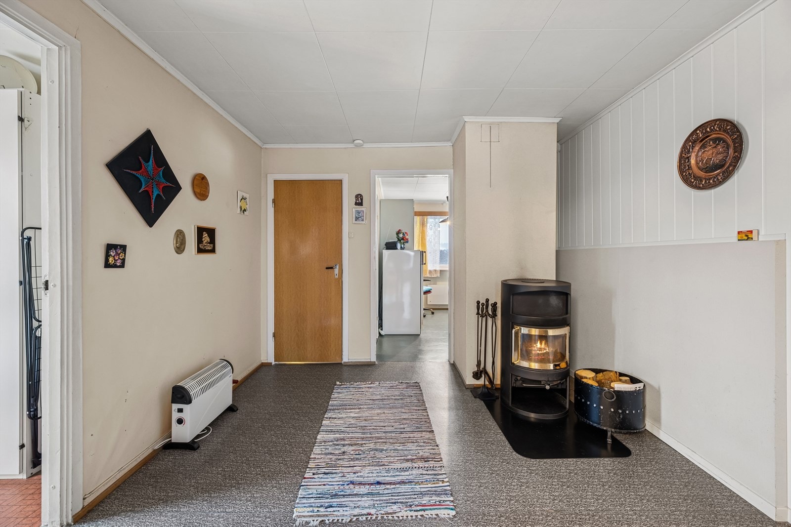 Boligen varmes opp ved bruk av elektrisitet og vedfyring. Galleribilde