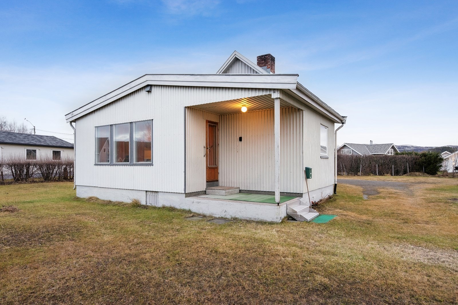 Med adkomst fra stuen finner du en liten overbygget terrasse. Galleribilde
