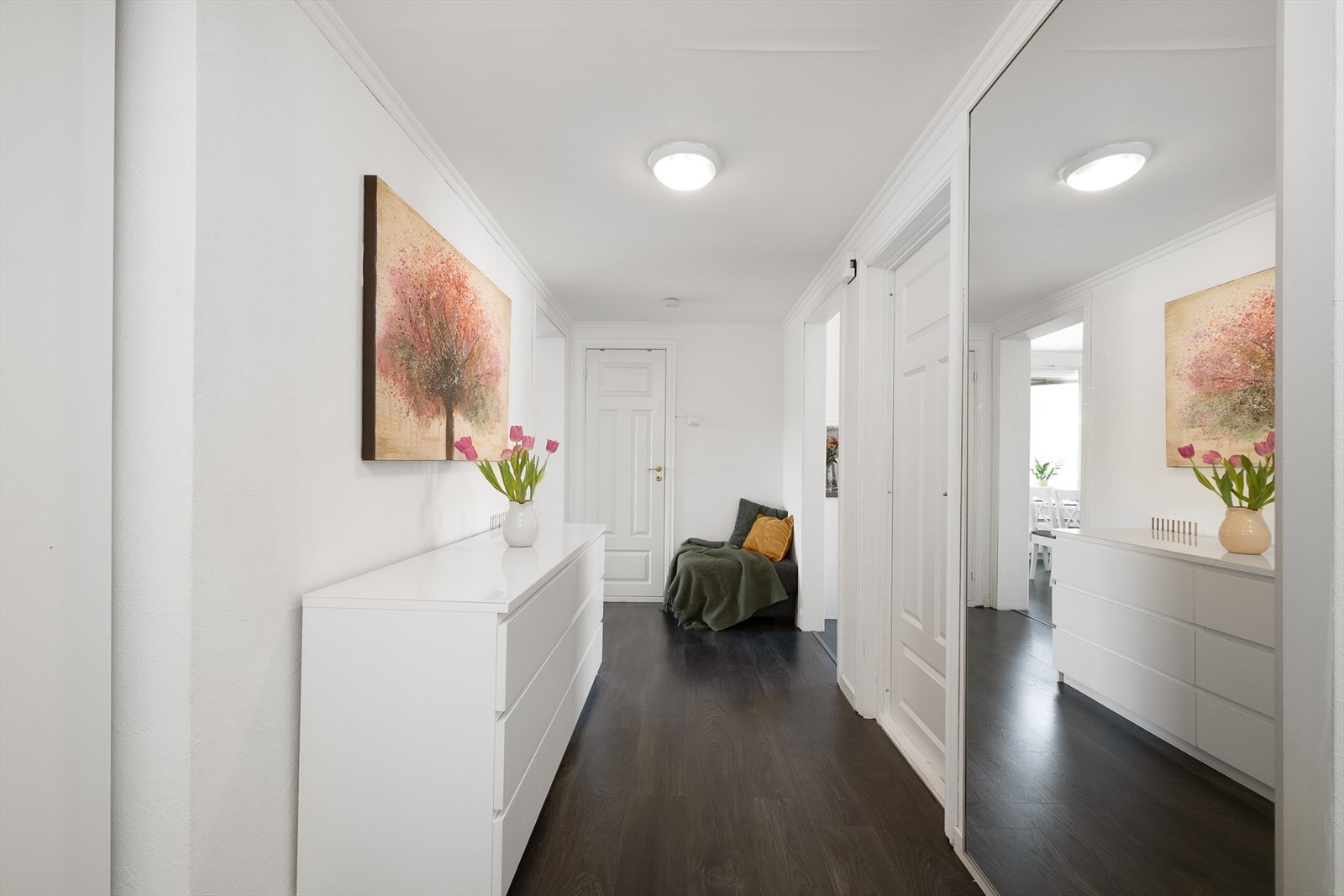 Gode oppbevaringsmuligheter i entré/gang, med plassbygd garderobeskap. Galleribilde