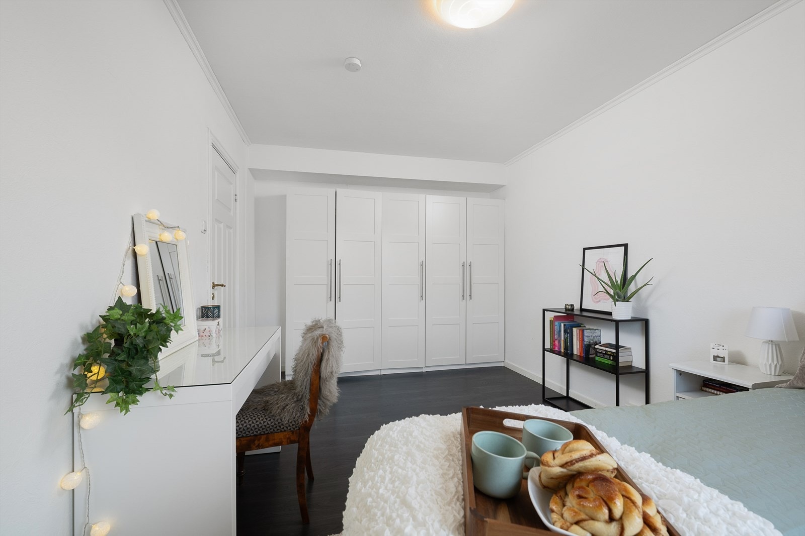 Hovedsoverommet er av god størrelse, og begge soverommene har gode lagringsmuligheter. Galleribilde