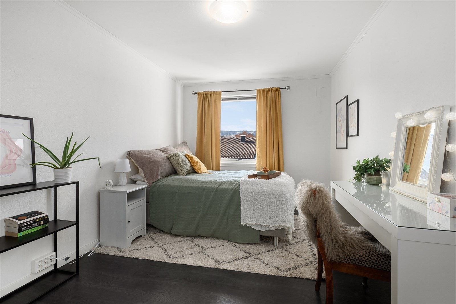 Leiligheten har to romslige soverom. Hovedsoverom har adkomst fra stue. Galleribilde