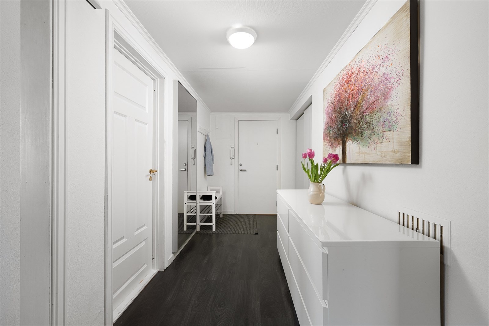 Romslig og innbydende entré. Galleribilde