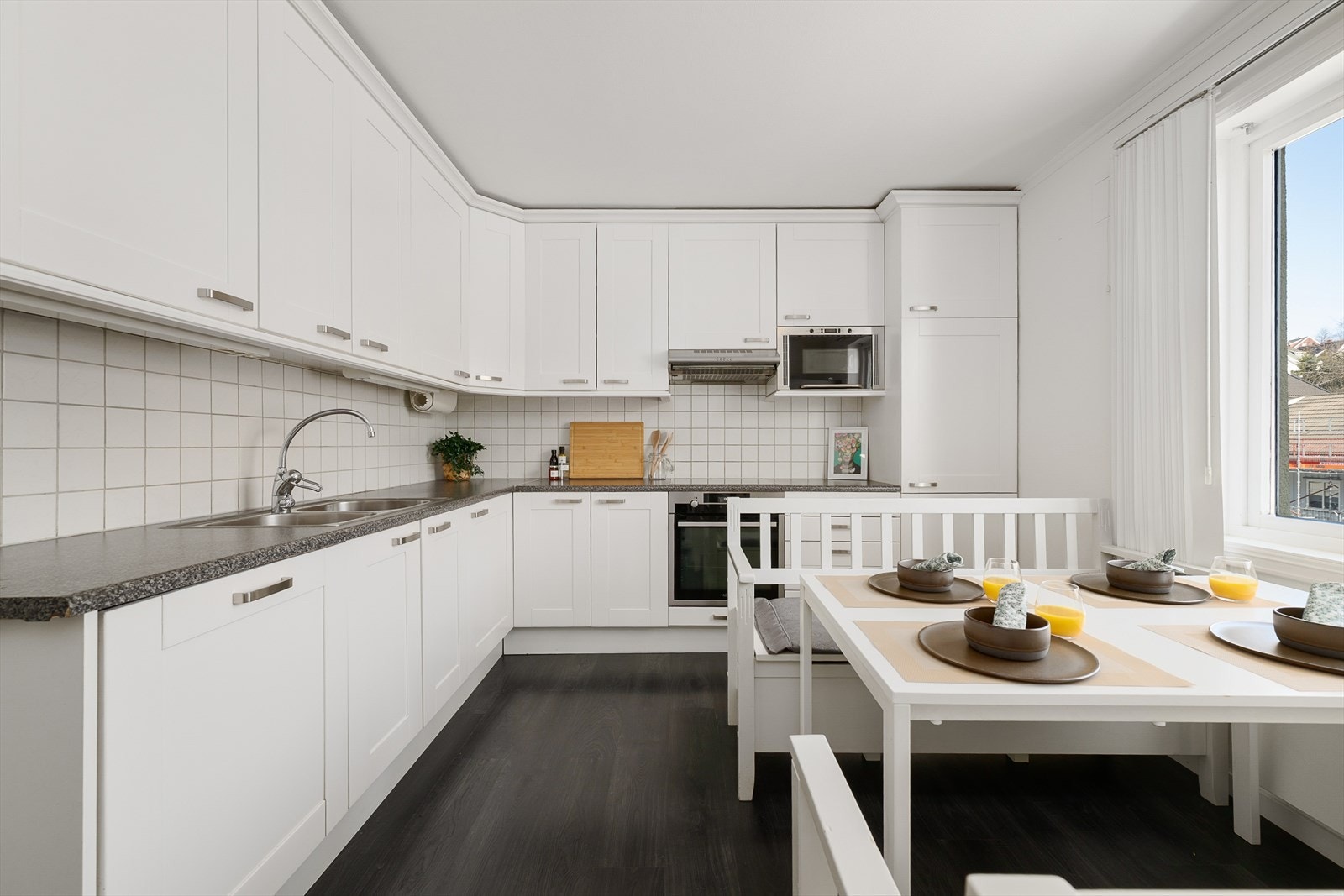 Kjøkkenet har mye benkeplass, samt gode lagringsmuligheter i skuffer og skap. Galleribilde