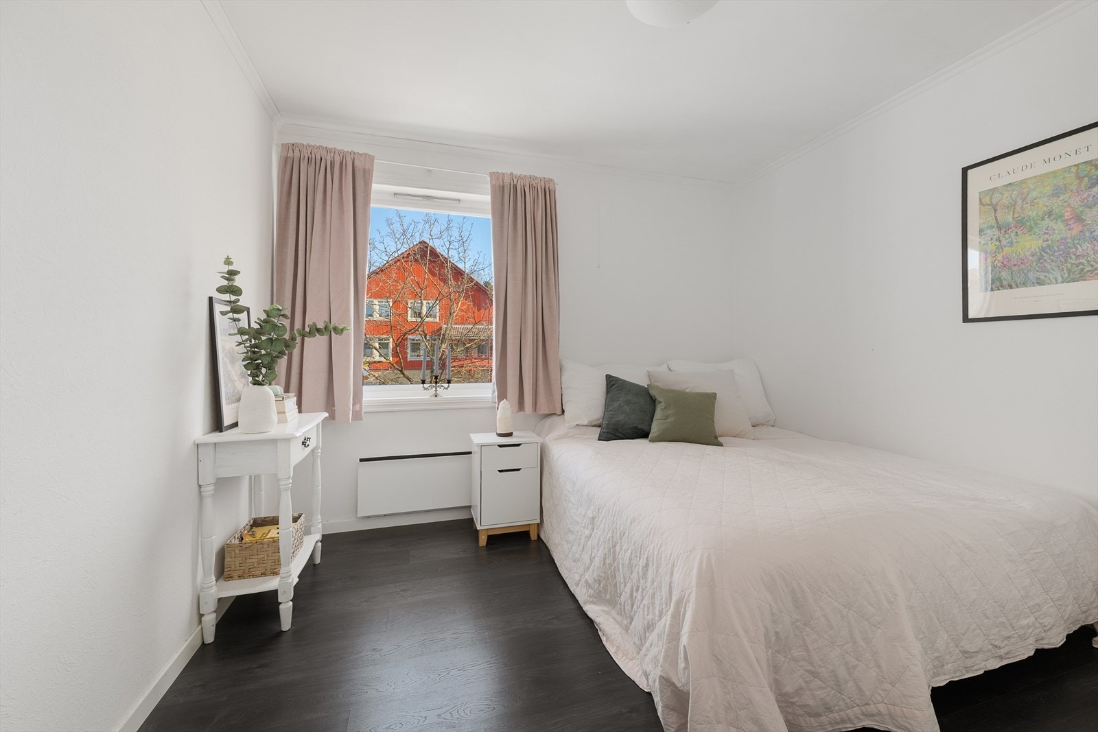 Soverom nr 2 har god plass til dobbeltseng. Galleribilde