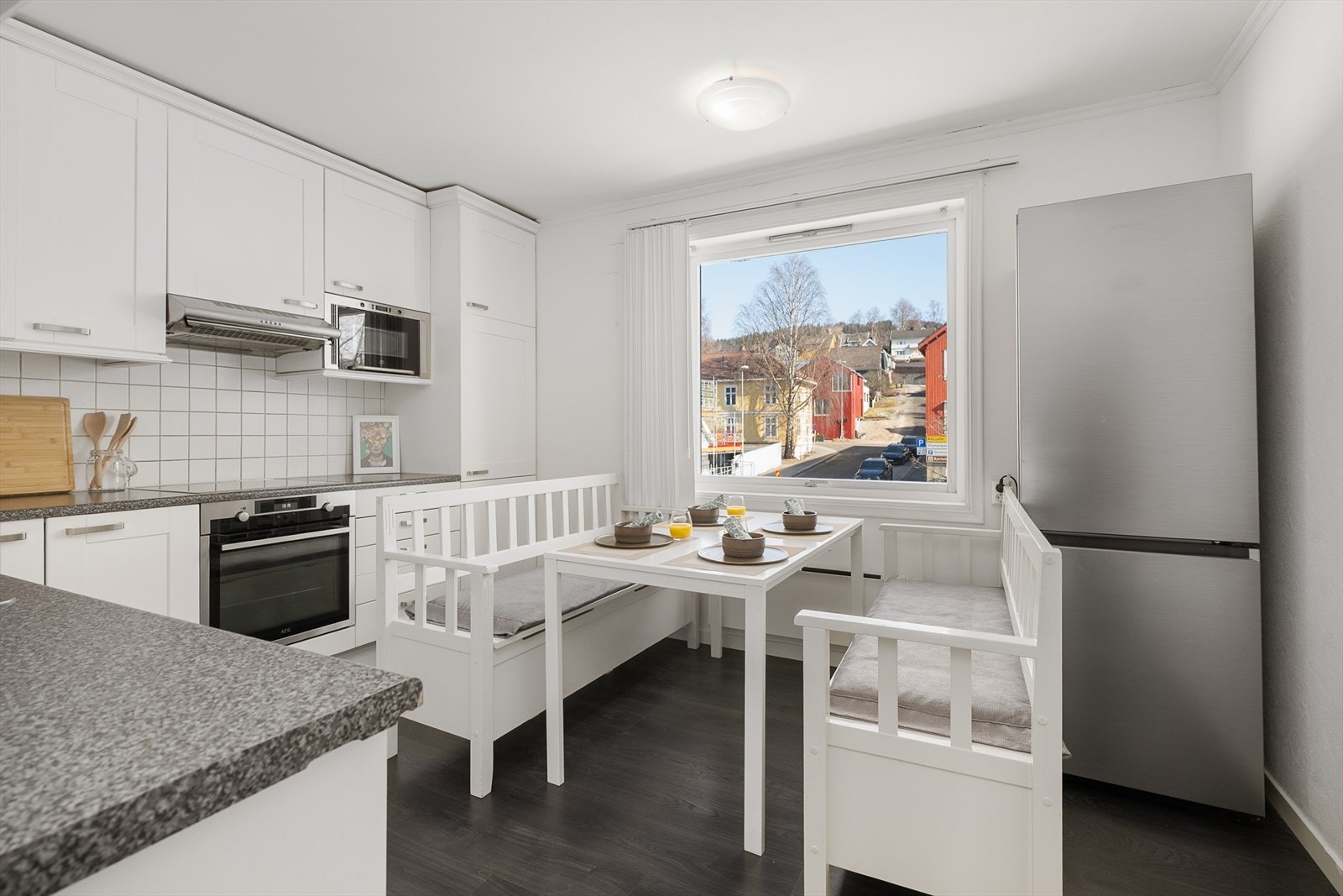 Lyst og trivelig kjøkken som ligger åpent ut mot entré/gang. Galleribilde