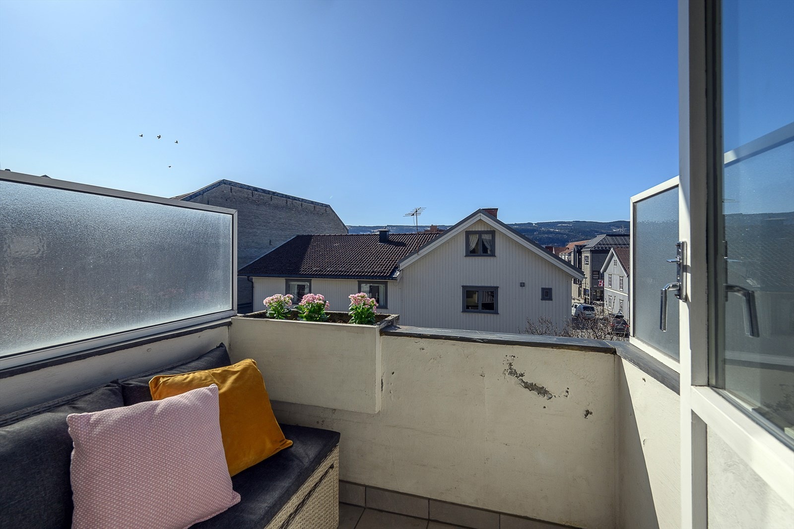 Solrik og trivelig balkong utenfor stuen. Galleribilde