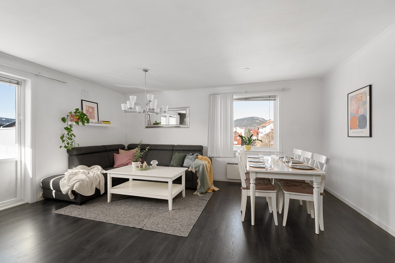 Store vindusflater gir rommet rikelig med naturlig lys. Galleribilde