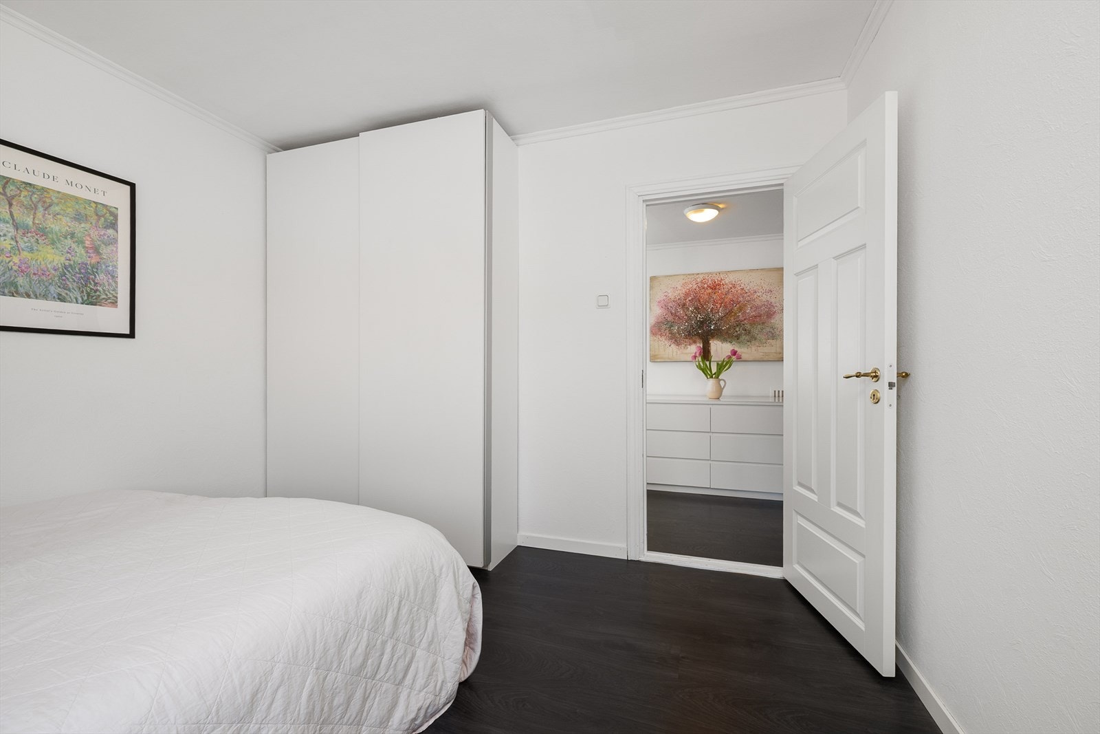 Soverom nr 2 har adgang fra entré/gang, mens hovedsoverommet ifra stuen. Galleribilde