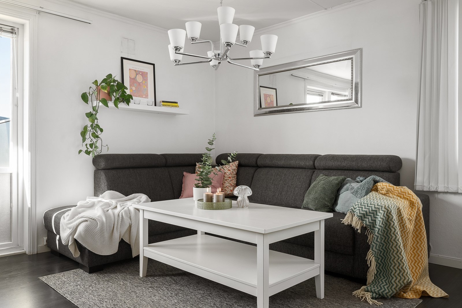 Velkommen til Gamlevegen 100. God plass til møblering av salong/sofakrok i stuen. Galleribilde